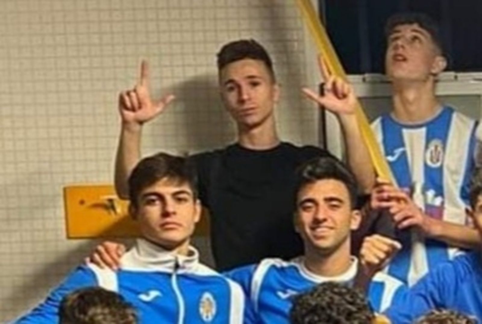 Raúl, de negro, celebrando una victoria con su equipo en el vestuario.