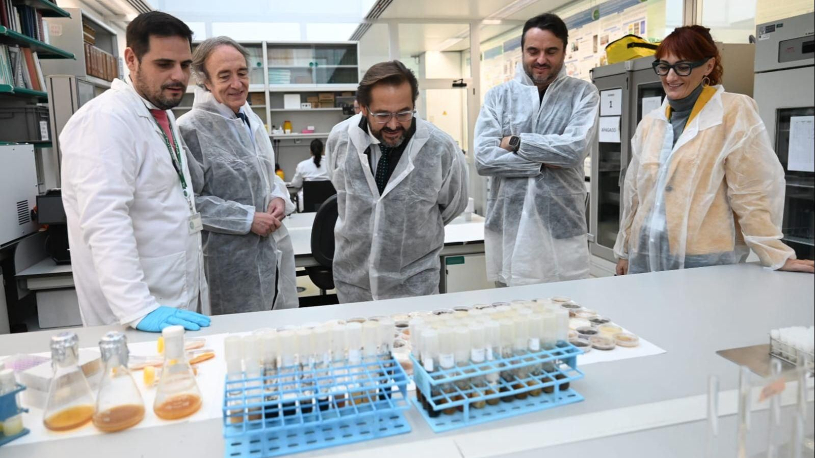 El delegado del Gobierno, Antonio Granados, junto al delegado de Salud y Consumo, visitan las instalaciones de la Fundación MEDINA