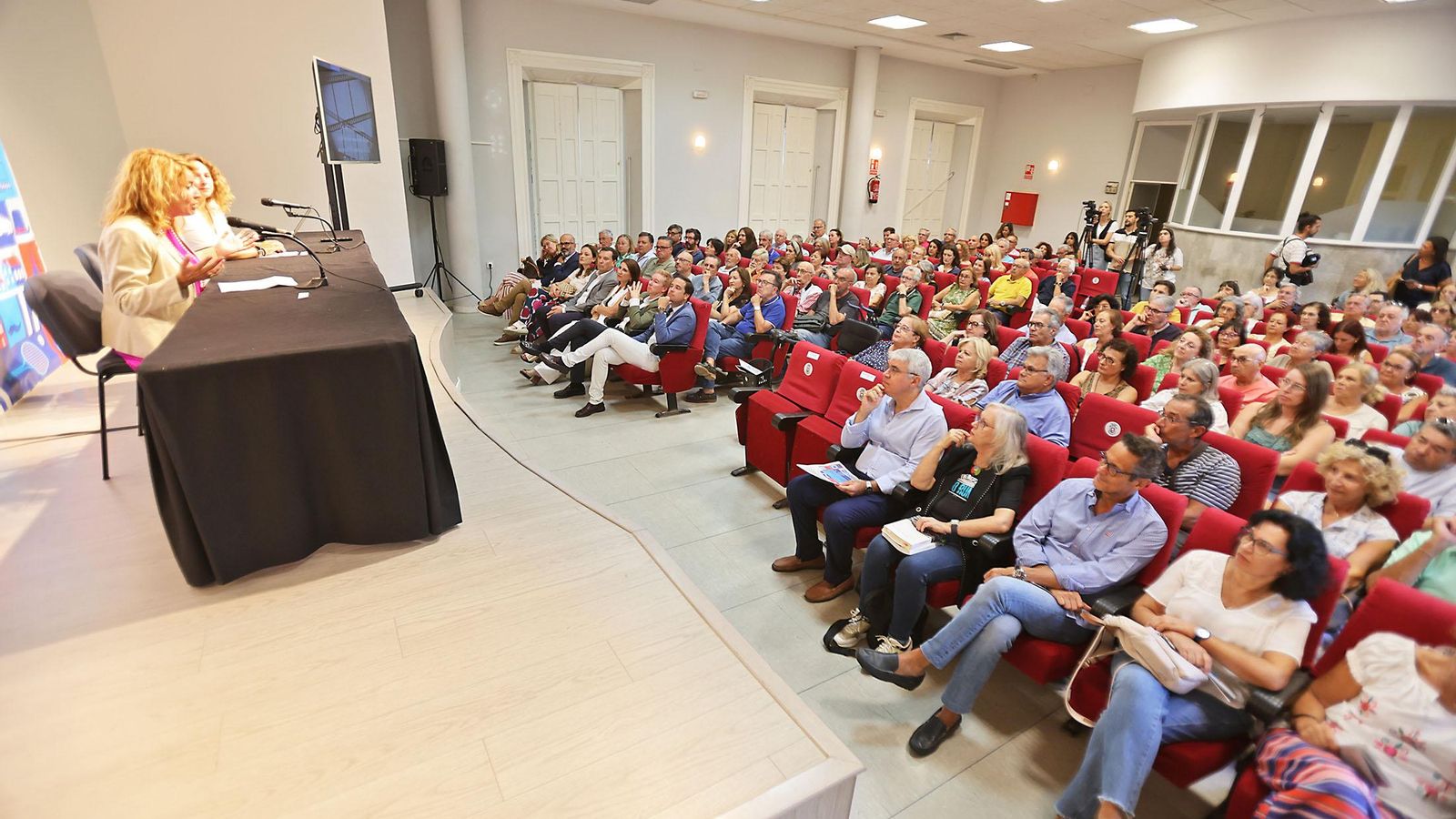 Asistentes a la inauguración de la I Feria del Legado Británico.