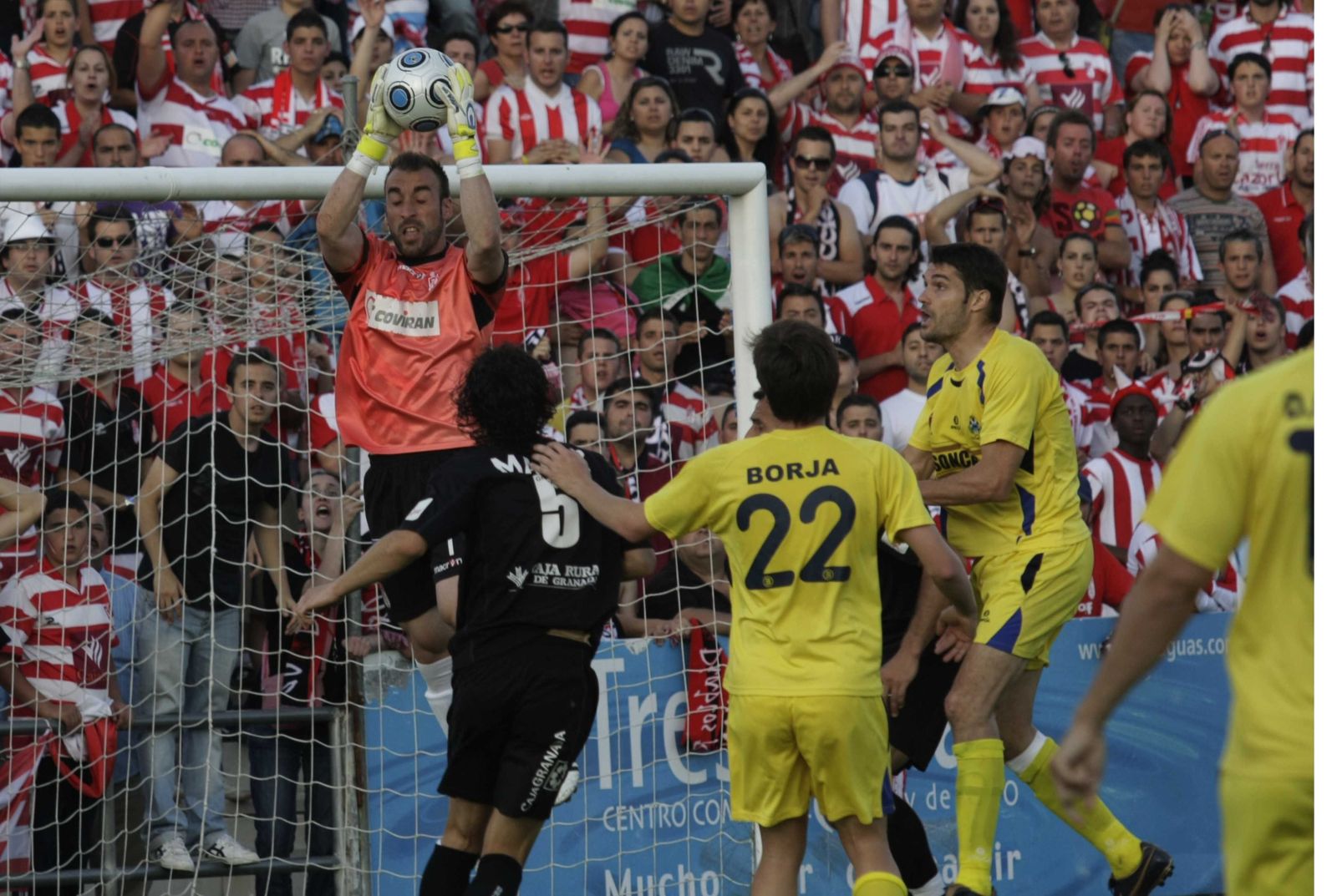 José Juan ataja un balón aéreo ante la mirada de Mainz el día del ascenso en Alcorcón.