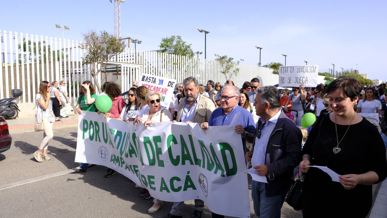 Imágenes de la manifestación de padres de la Vega de Acá solicitando un colegio nuevo