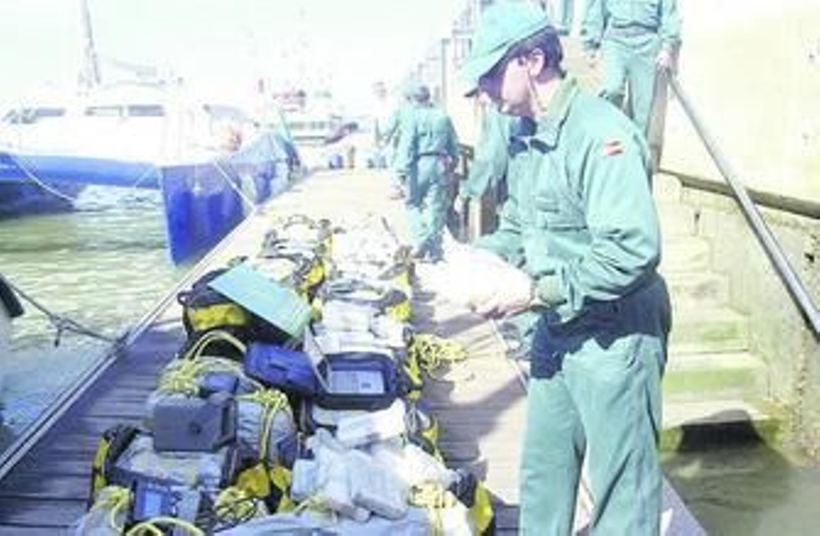 Agentes de la Guardia Civil desembarcan la droga incautada en Mazagón en 2003.