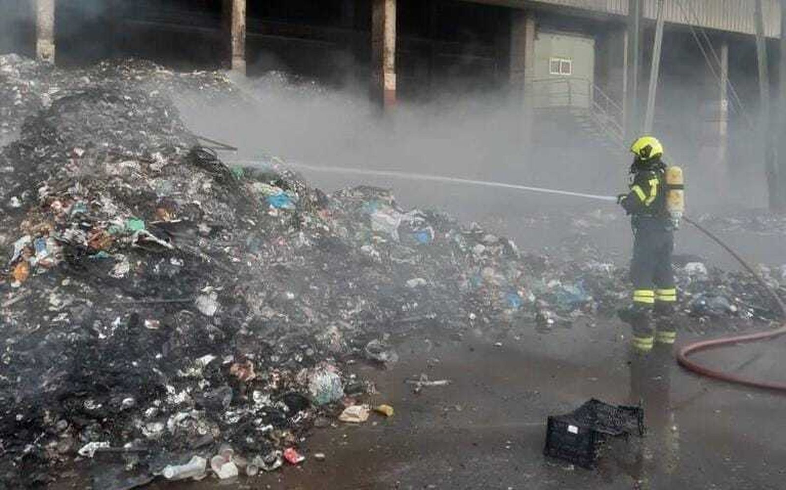Incendio en la planta de reciclaje de Las Calandrias en Jerez.