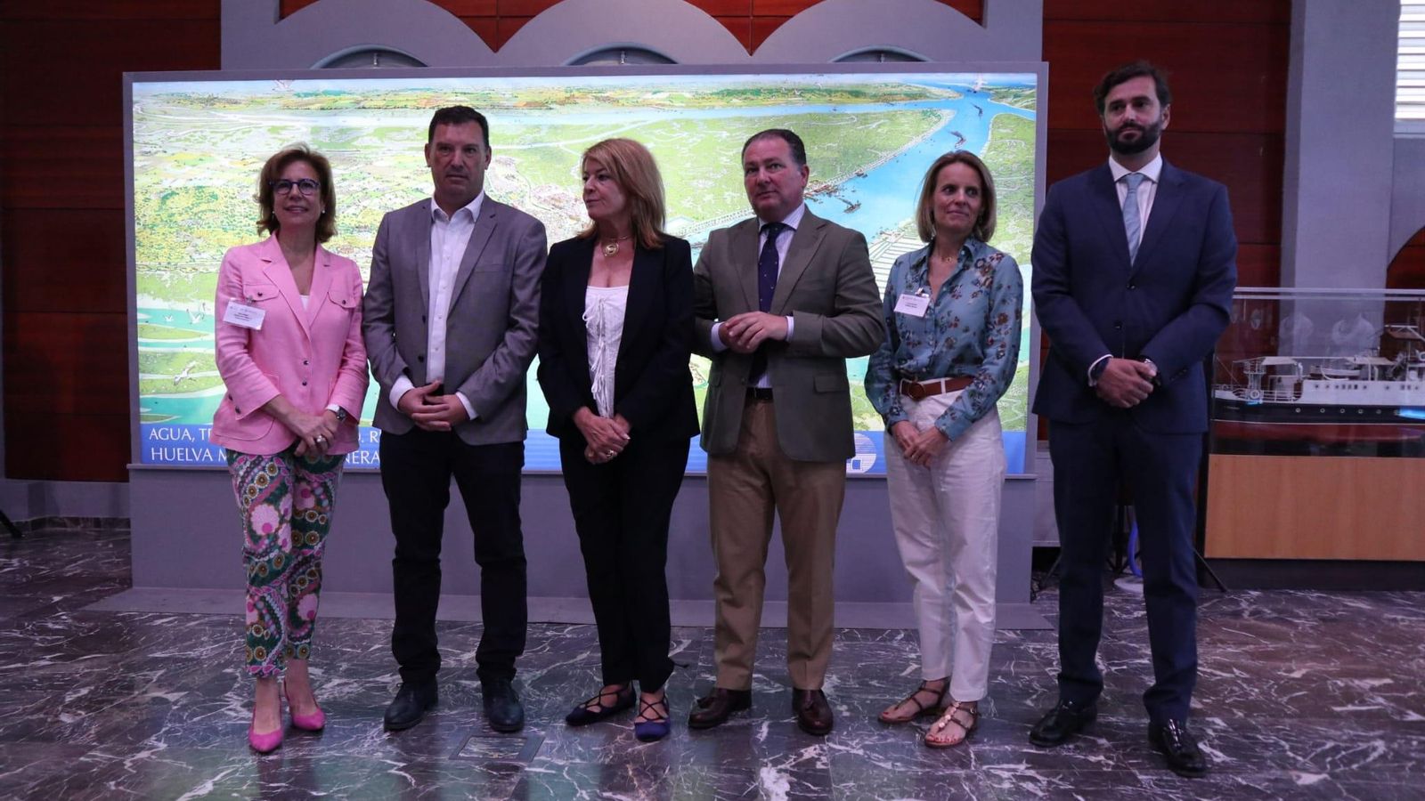 Representantes institucionales participantes en el encuentro de este martes en el Puerto de Huelva.