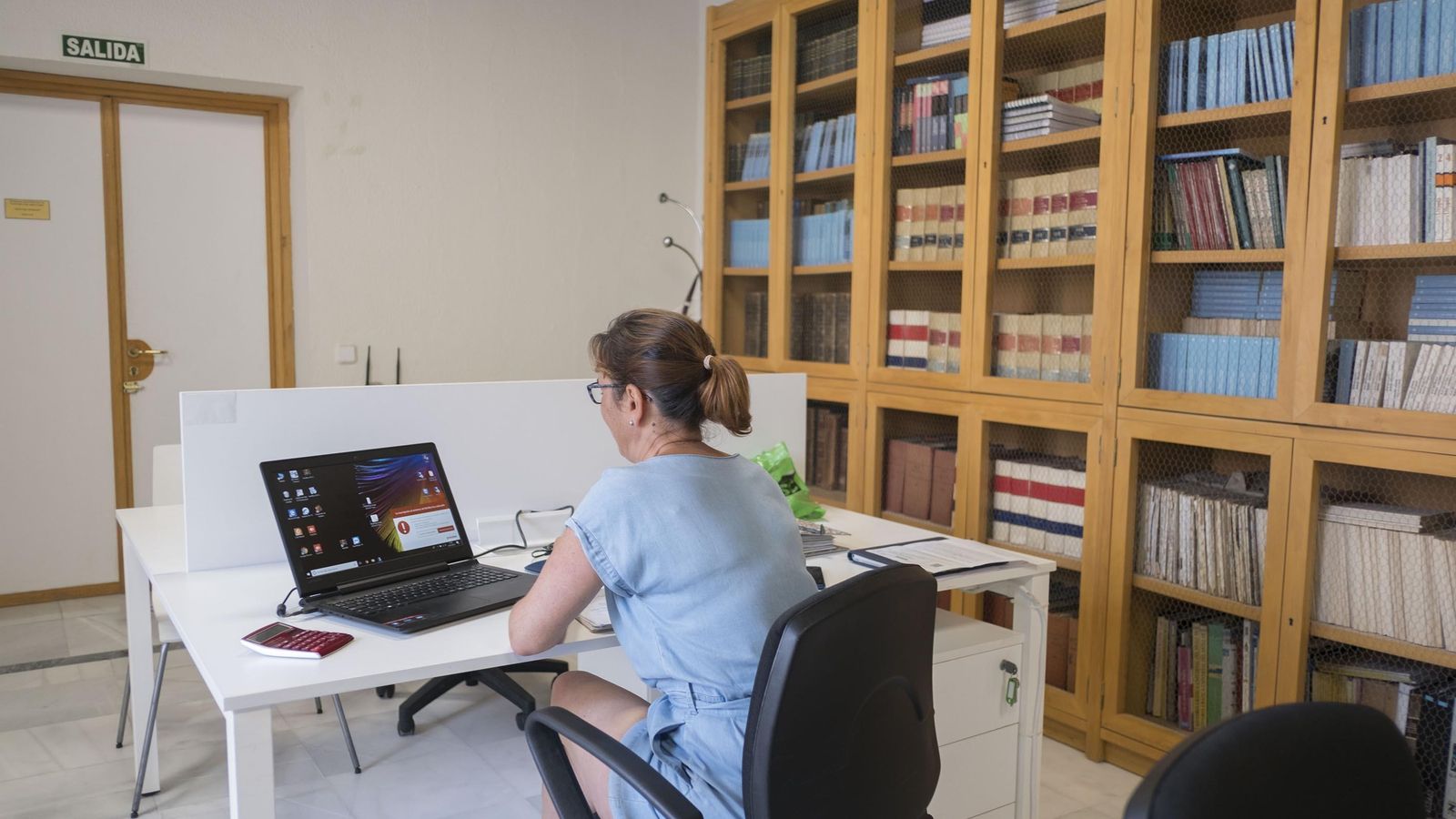 Una de las usuarias de la sala de 'coworking ' del Centro de Negocios de Cádiz.