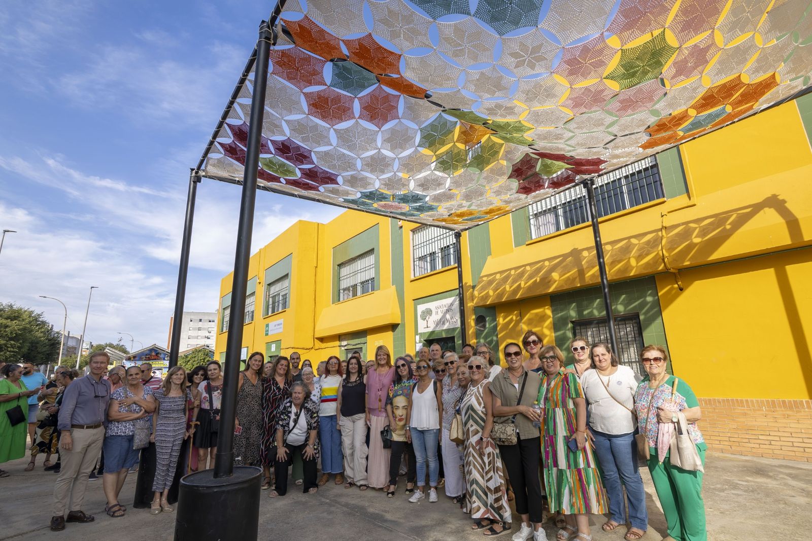 La alcaldesa con vecinos y participantes en los proyectos bajo el toldo