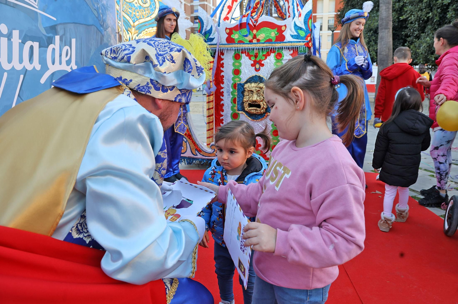 Imágenes del paje Real de SSMM los Reyes Magos recogiendo las cartas de los niños y niñas de Huelva en la plaza Houston