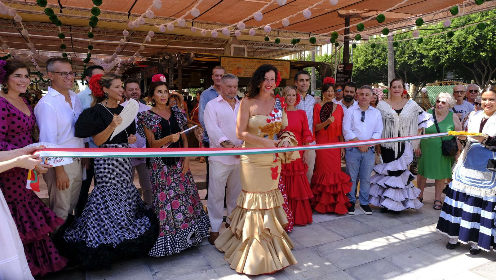 La alcaldesa de Almería, María del Mar Vázquez, inaugura la feria del mediodía.