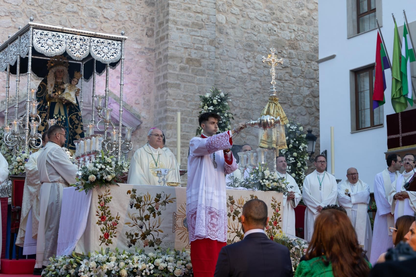 Santa Ana, patrona de Torredelcampo, recibe el bastón de mando como Alcaldesa Perpetua.