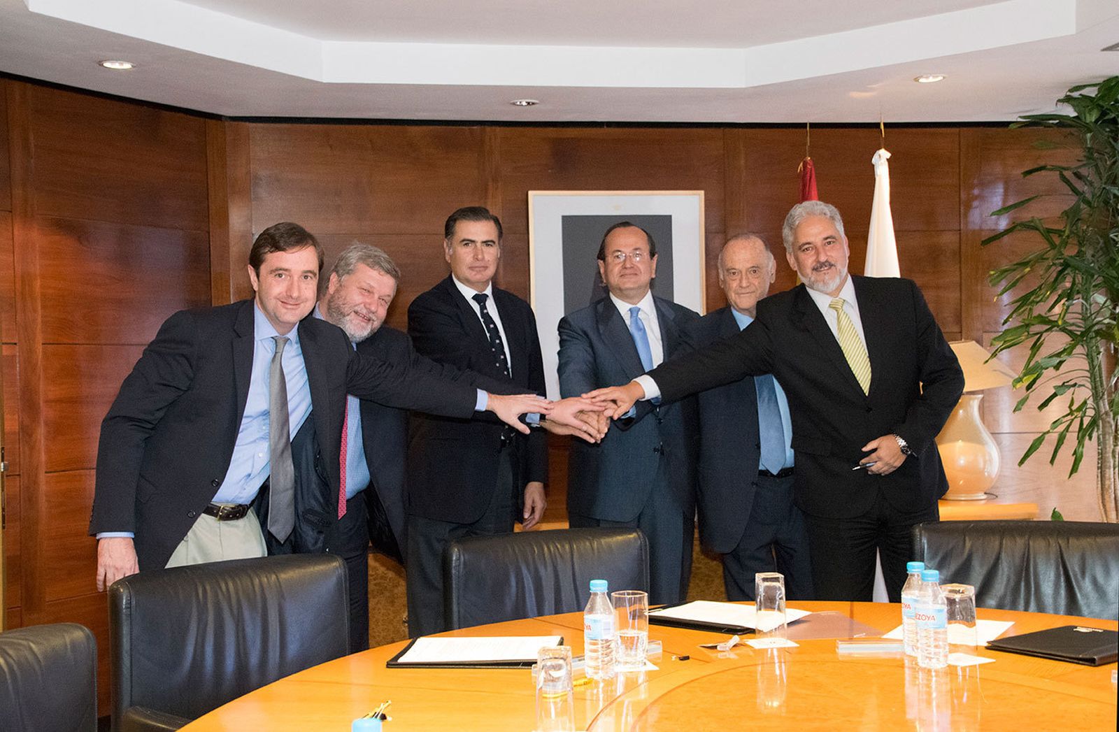 García Vilasánchez (a la derecha), el día de la firma del contrato de los petroleros, con el ya ex presidente de Navantia (en el centro), José Manuel Revuelta.
