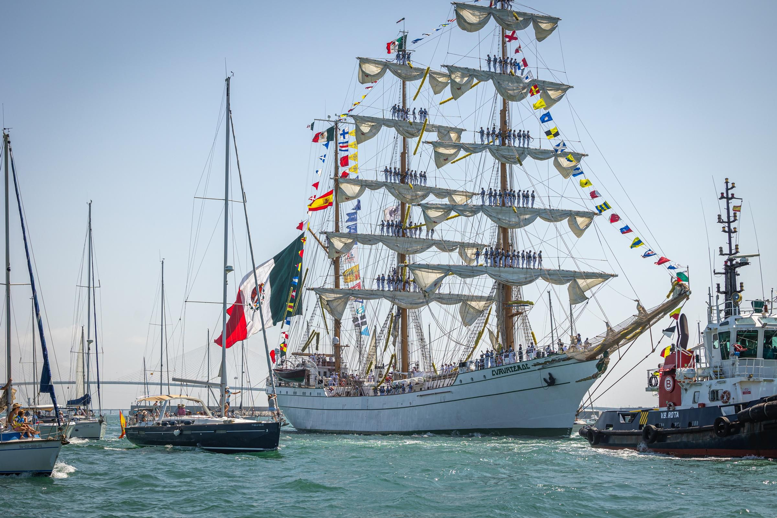Imágenes de la parada naval desde el mar