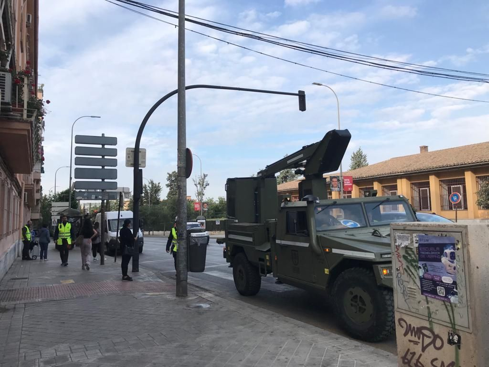 Efectivos de las Fuerzas Armadas instalando cables frente a los comedores universitarios de Severo Ochoa