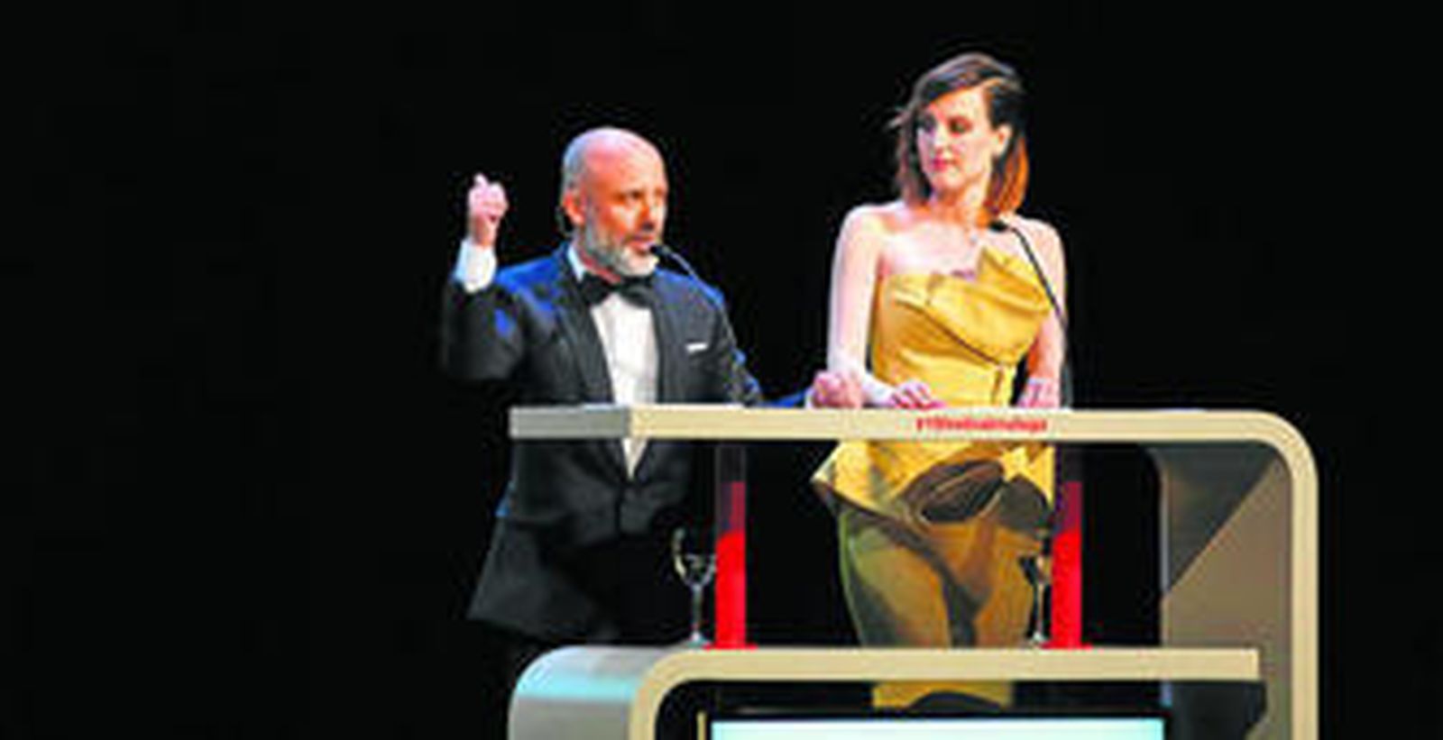 Javier Gutiérrez y Natalia de Molina, presentadores de la gala inaugural, ayer, en el Teatro Cervantes.