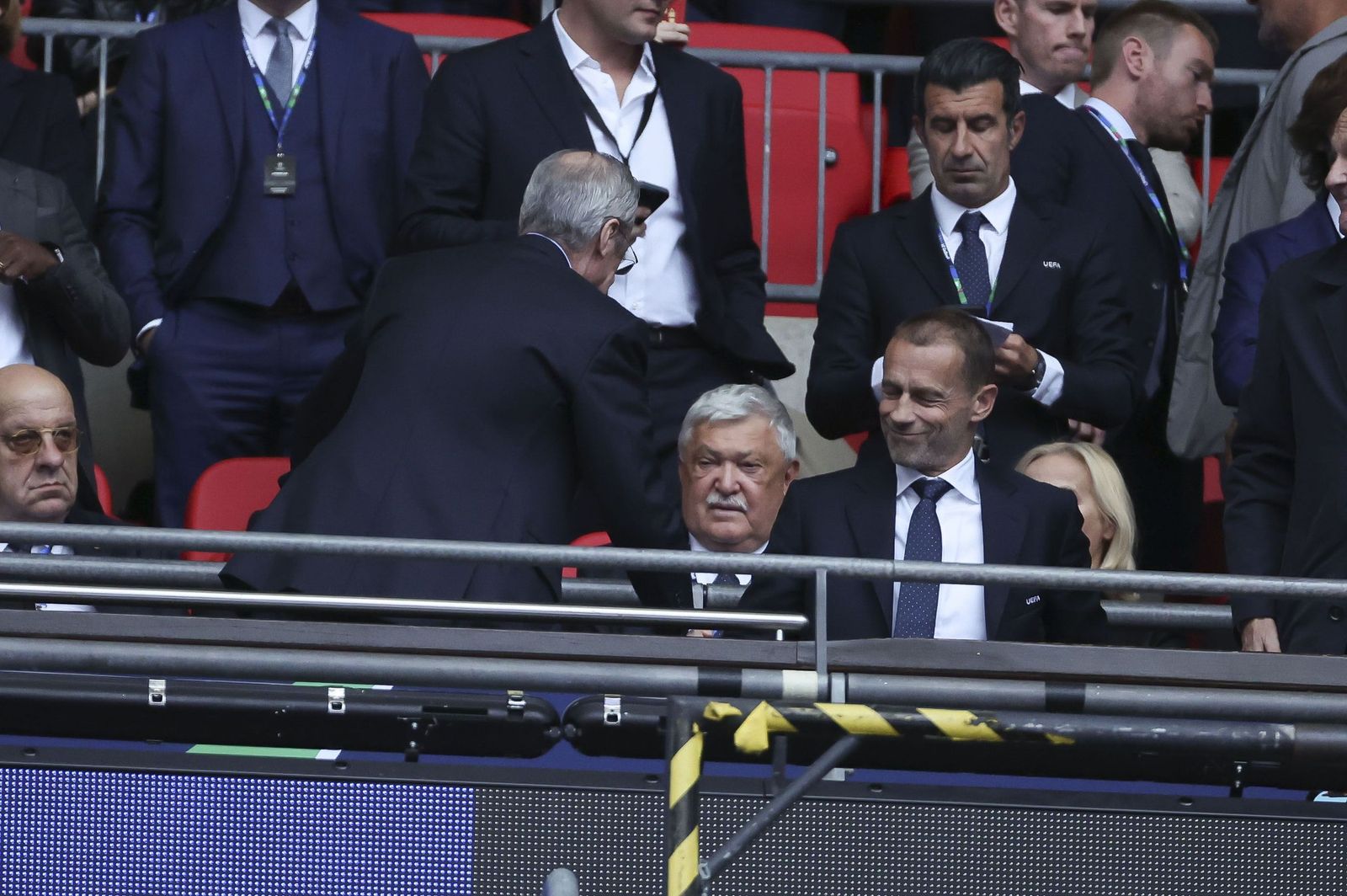 El presidente del Real Madrid, Florentino Pérez (i), saluda al presidente de la UEFA, el esloveno Aleksander Ceferin, antes del inicio de la final de la Liga de Campeones que Real Madrid y Borussia Dortmund disputaron en Wembley el 1 de junio de 2024.