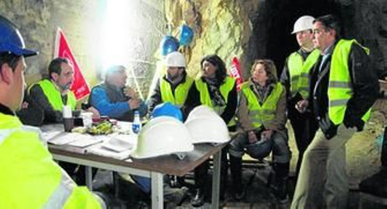 Dirigentes comarcales y provinciales del PP, ayer, en la mina