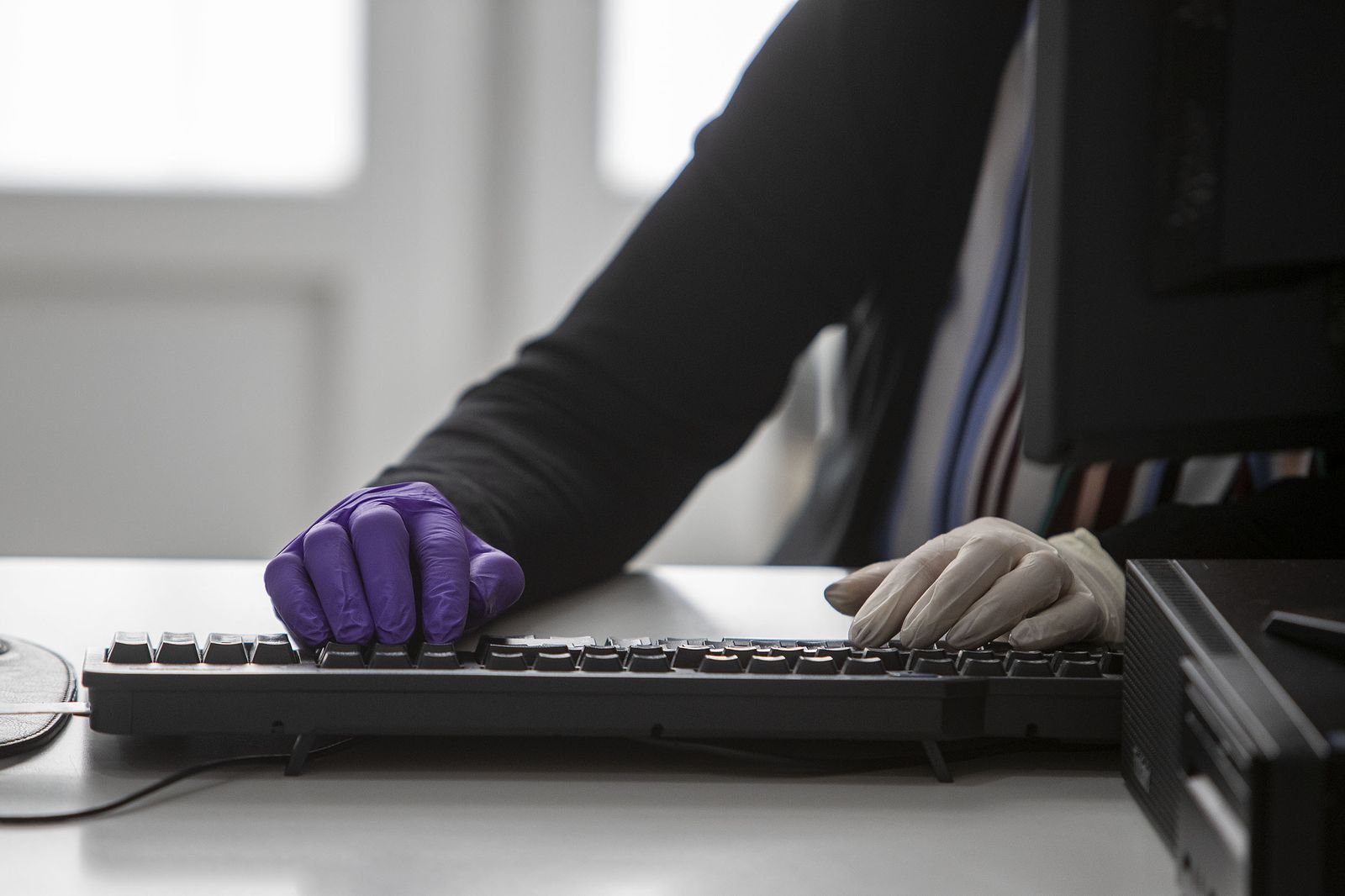 Una funcionaria del Ayuntamiento de San Fernando, ante un ordenador.