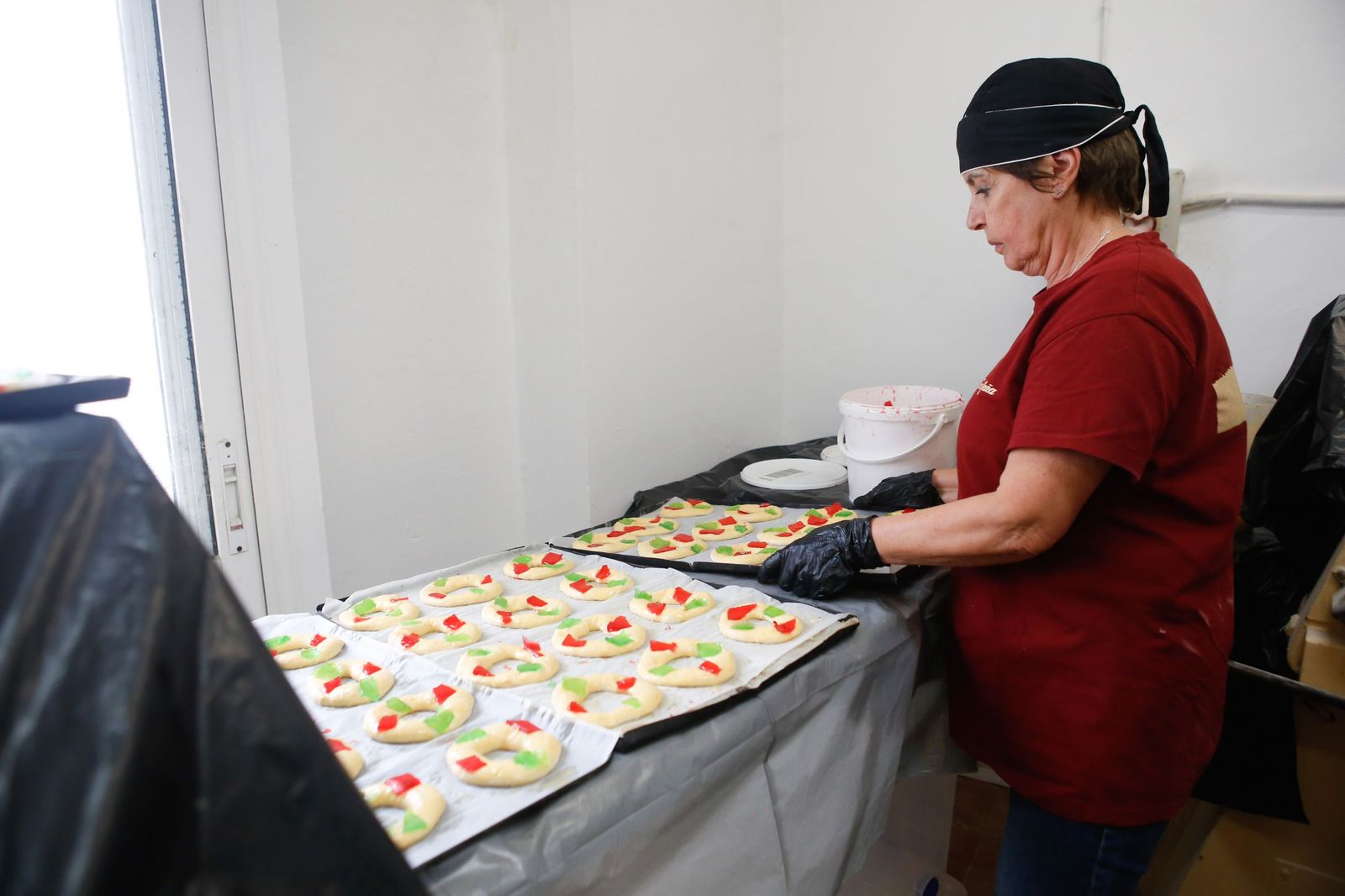Fotos de la elaboración artesana del roscón de Reyes en la pastelería La Tarifeña