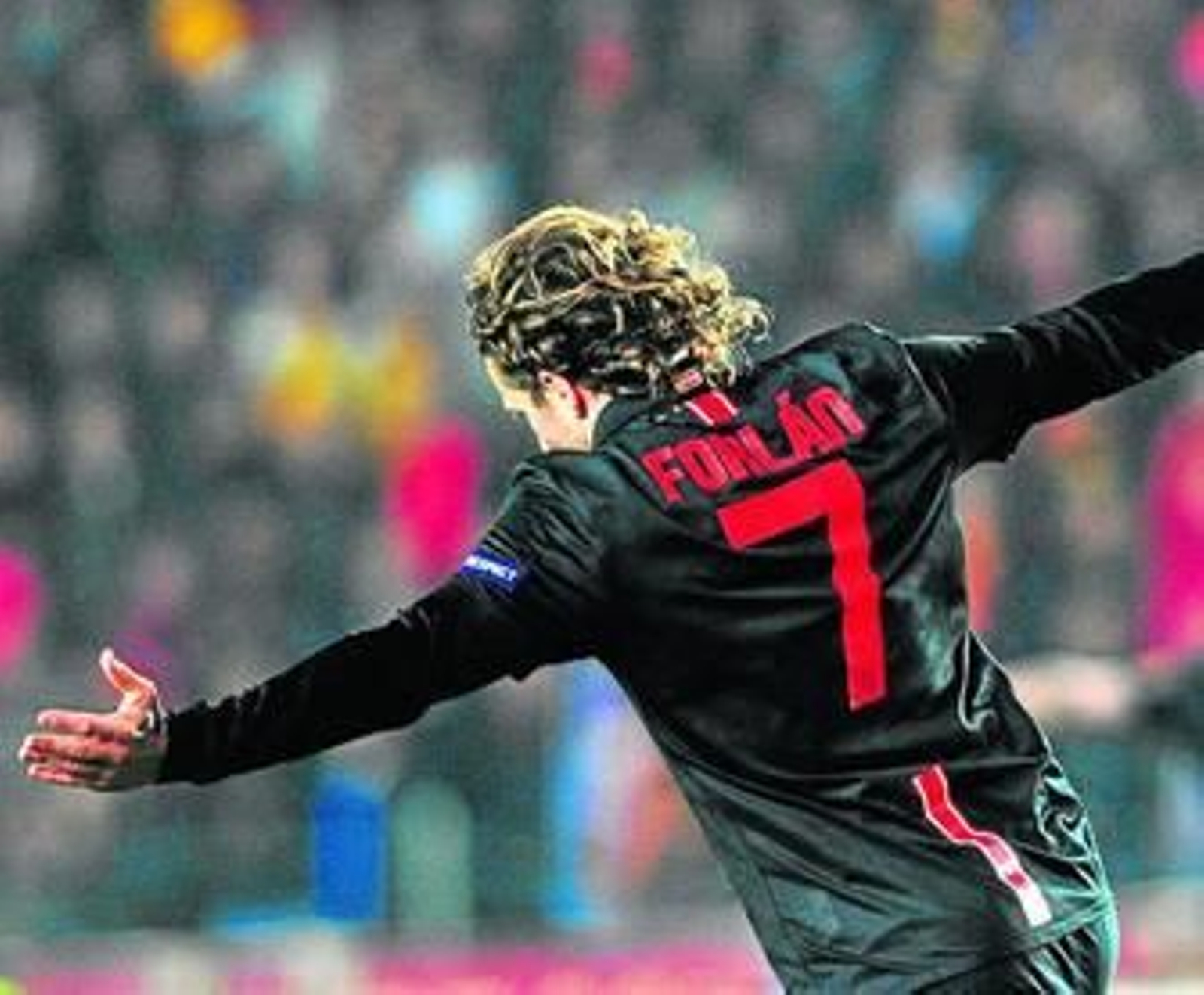 Forlán celebra el tanto del triunfo del Atlético de Madrid. Forlán celebra el tanto del triunfo del Atlético de Madrid.