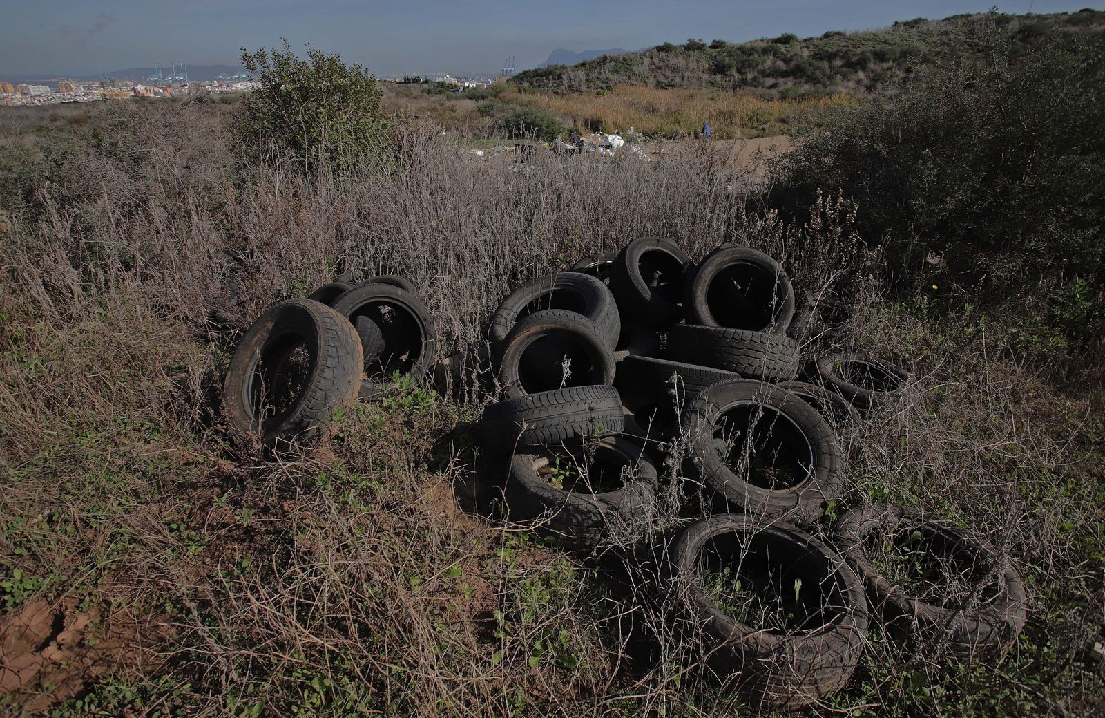 Fotos de los vertederos y escombreras ilegales en la zona de Alamillos Oeste en Algeciras