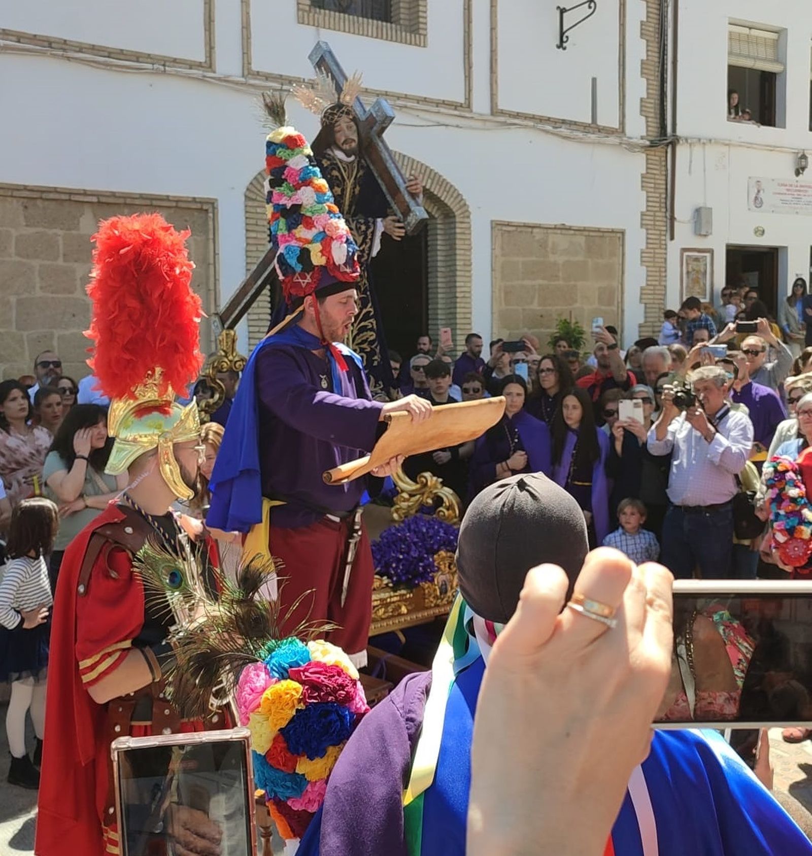 Viernes Santo en Iznájar: la procesión del Calvario, en imágenes