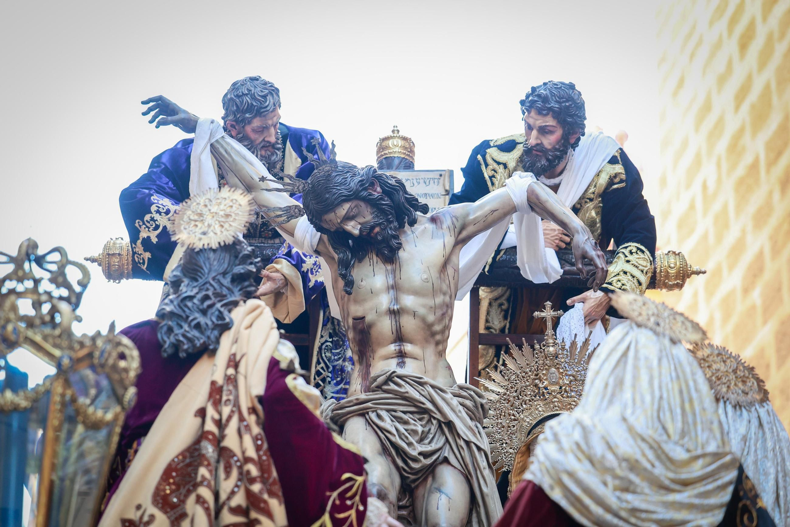 Imágenes de la salida de Descendimiento en la Semana Santa de Cádiz 2025