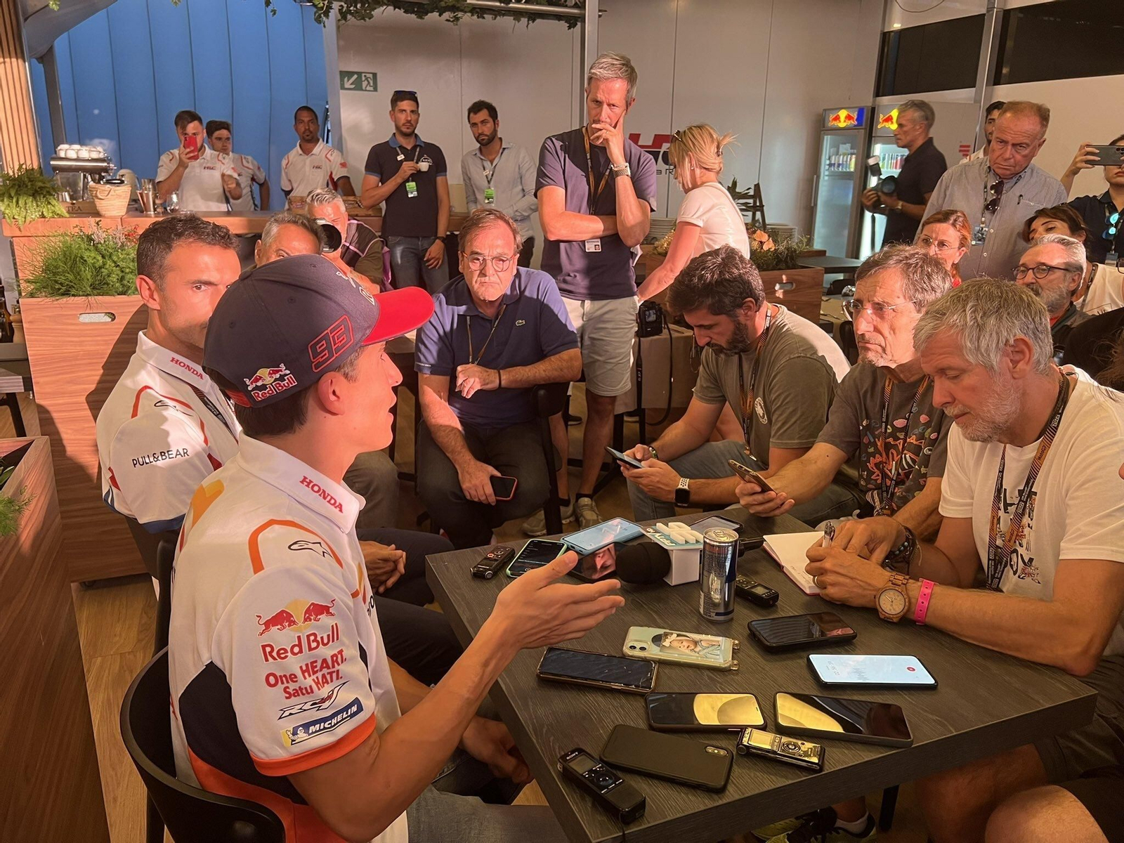 Márquez, atendiendo a los medios este sábado en Misano. Márquez, atendiendo a los medios este sábado en Misano.