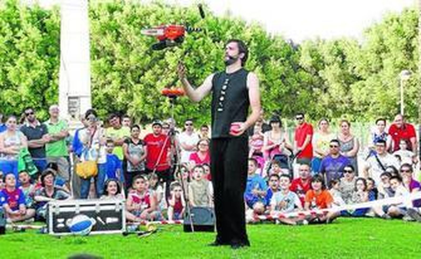 La motosierra en marcha fue el número más espectacular.