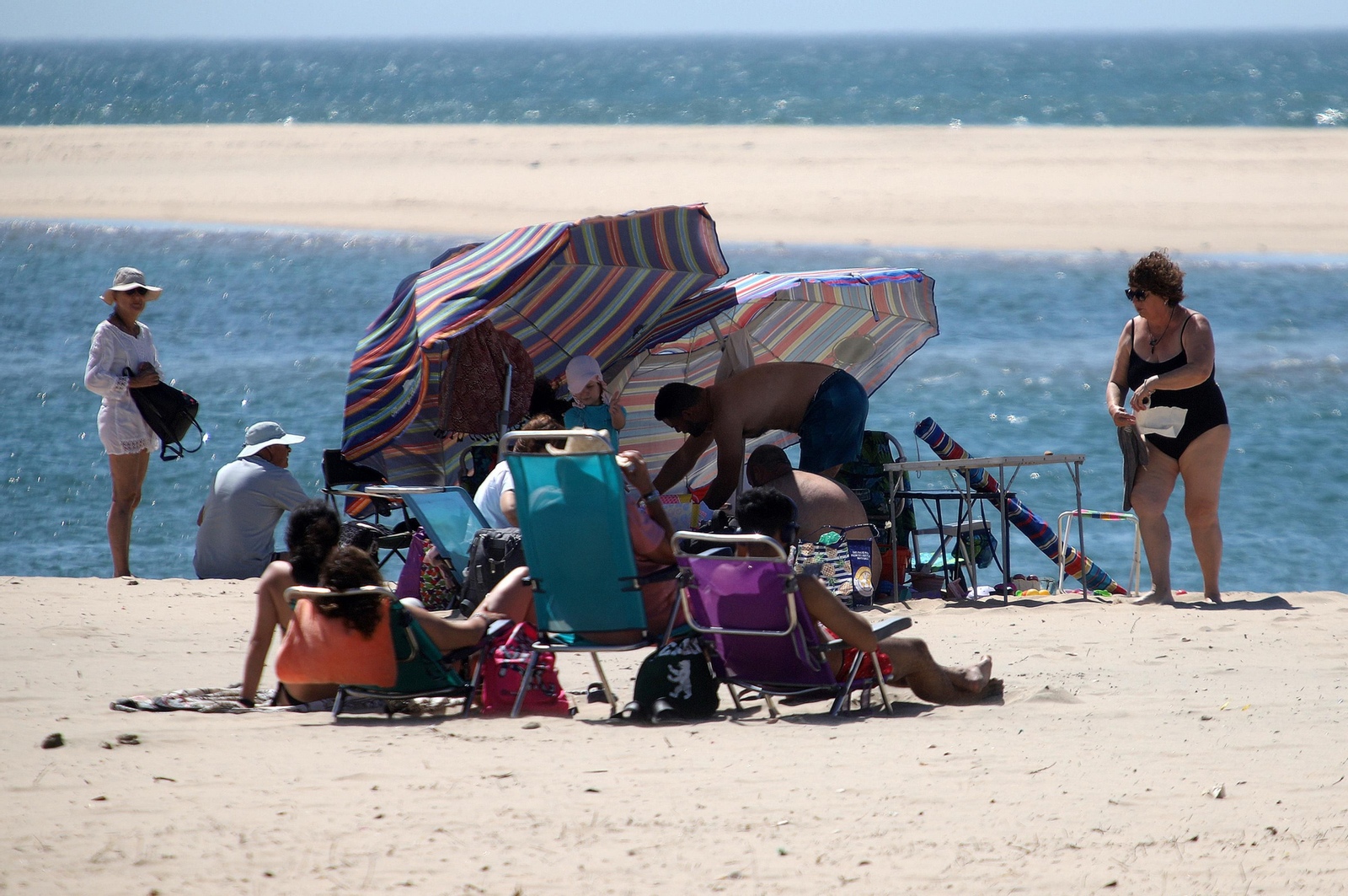 Imágenes del ambiente en la playa en la mañana del domingo en Huelva