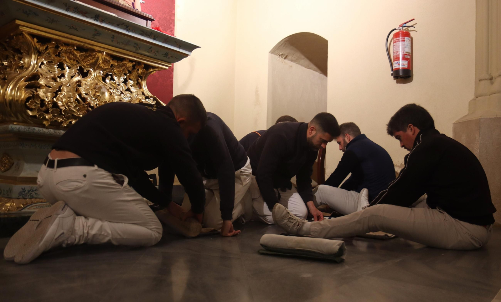 La salida de la hermandad de San Pablo desde el Santuario de los Gitanos