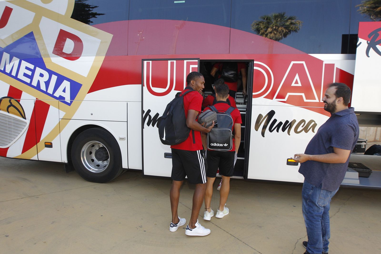 Fotogalería salida jugadores U.D. Almería con destino San Pedro del Pinatar