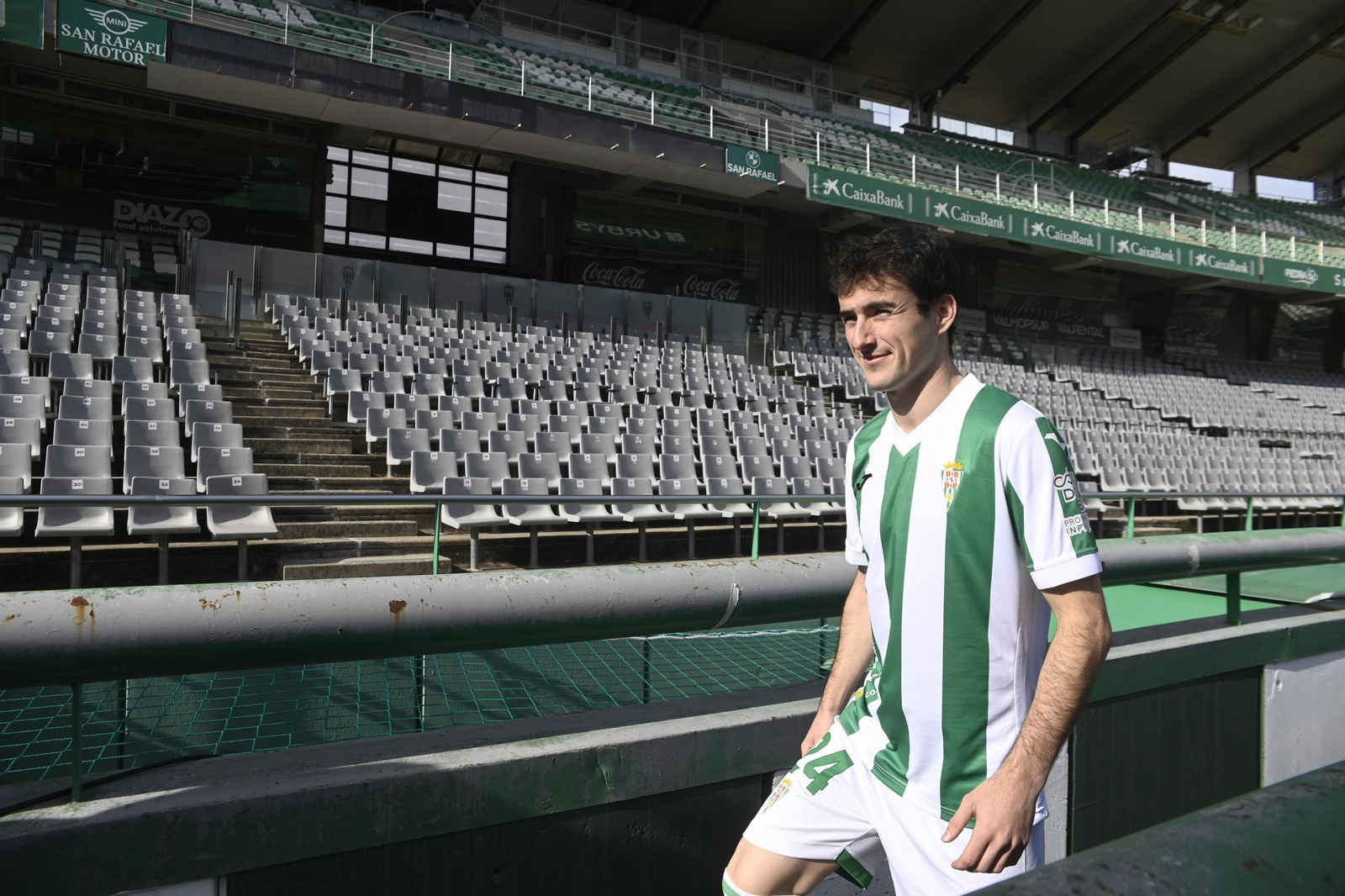 Las mejores fotos de la presentación de Jon Magunazelaia como jugador del Córdoba CF