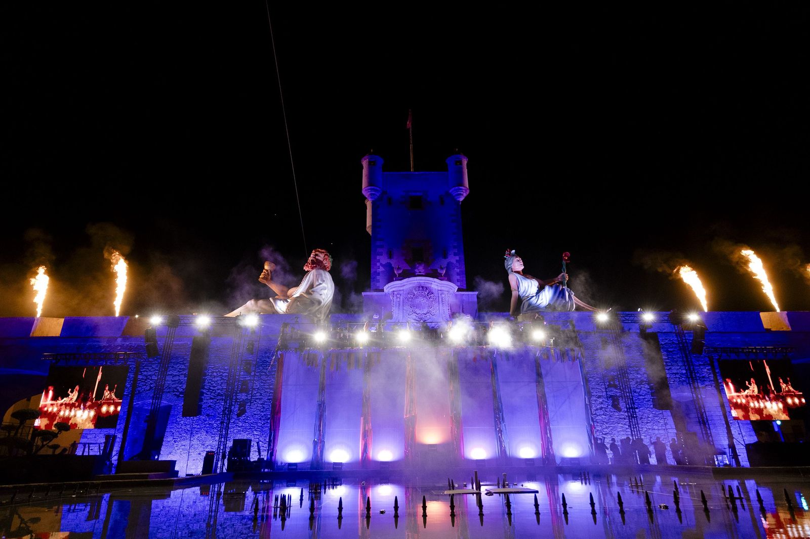 Las imágenes del espectáculo final del Carnaval de Cádiz 2026, con la quema de la Bruja Piti