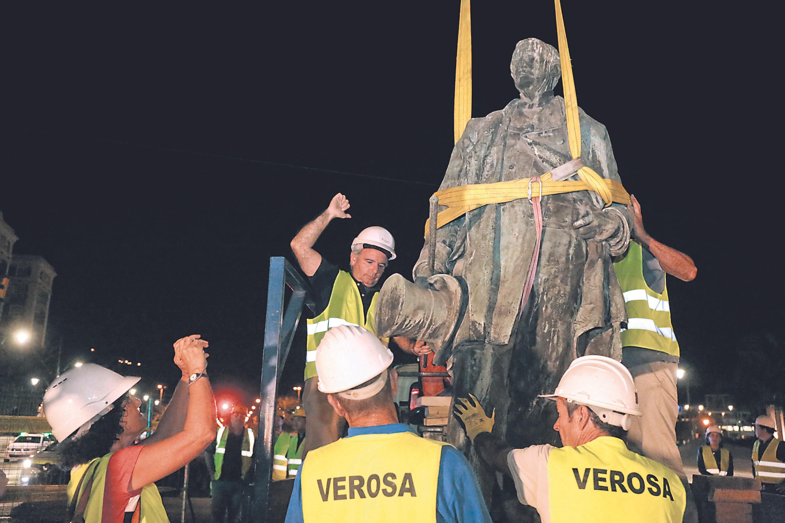 Los operarios trabajan para llevarse la estatua del Marqués  de Larios