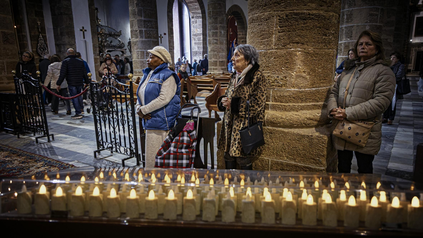 Las imágenes del besapié del primer viernes de marzo al Medinaceli en la Iglesia de Santa Cruz de Cádiz