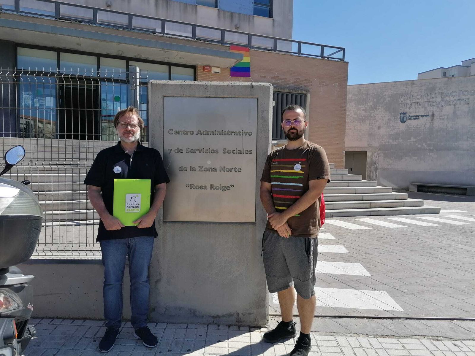 El coordinador provincial de PACMA, momentos antes de la reunión con la Comisión Local de Personas Sin Hogar.