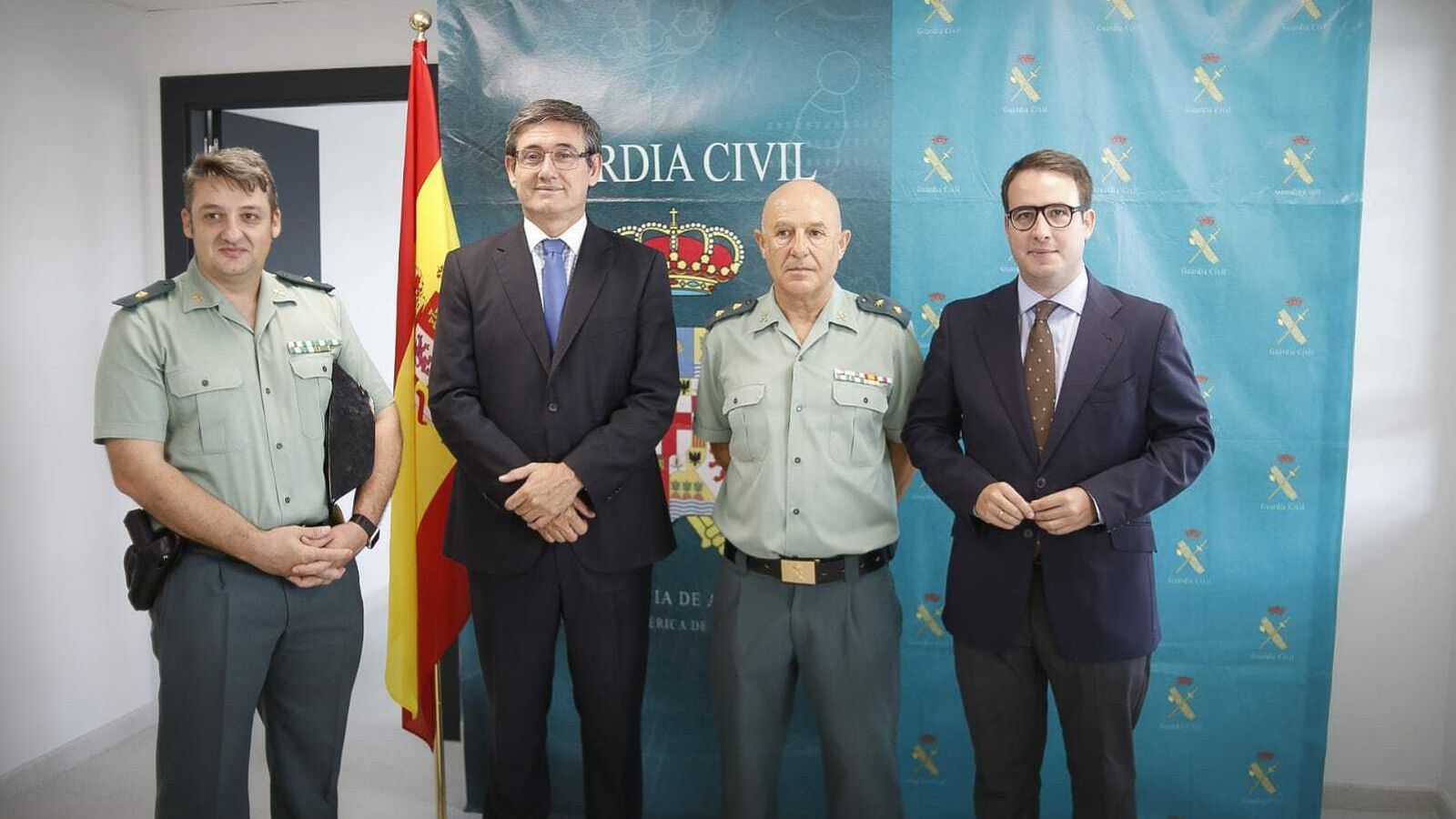 El alcalde, Manuel Cortés, junto al diputado Fernando Giménez y el teniente coronel Ovidio Santiago.