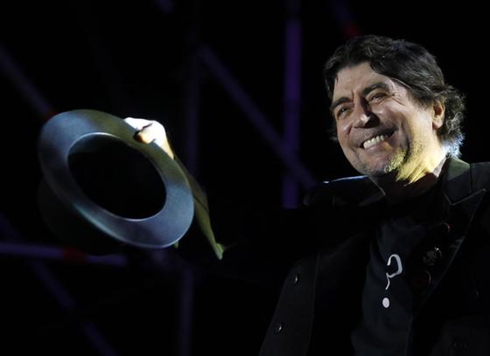 Sabina se quita su bombín para saludar al público. / Antonio Pizarro