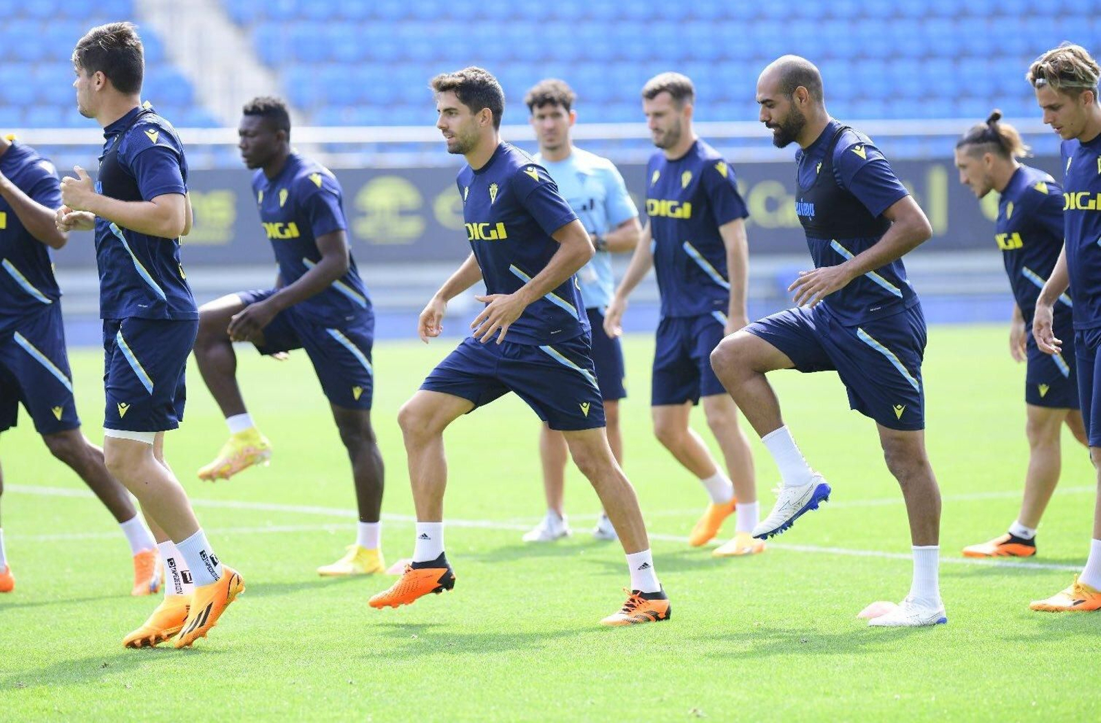 Gesto de concentración de los jugadores en un entrenamiento en el estadio.
