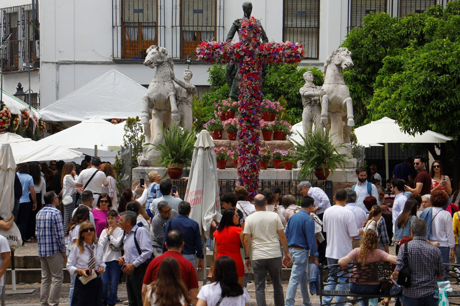 Las mejores fotos de unas Cruces de Córdoba abarrotadas para dar la bienvenida al fin de semana