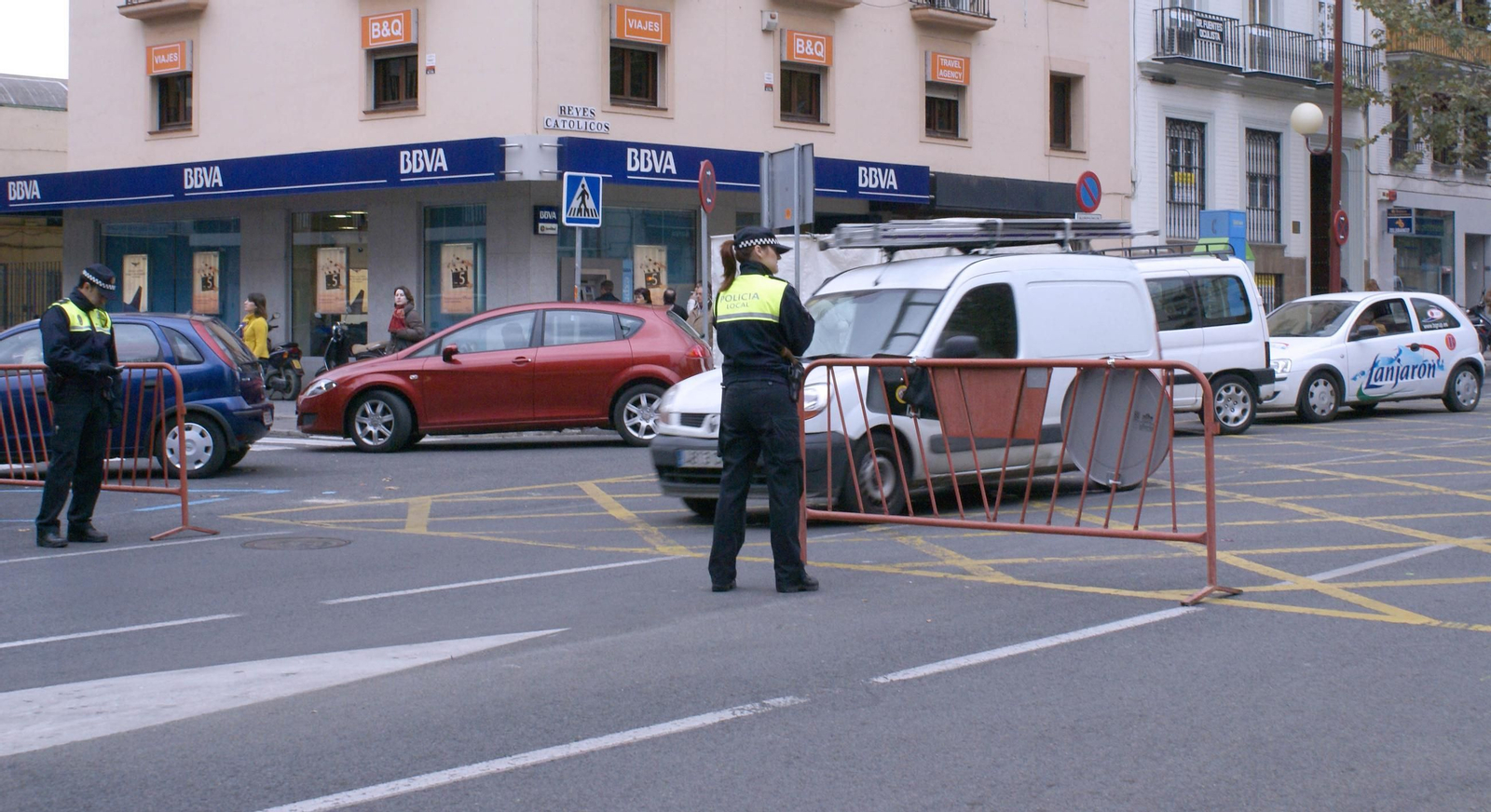 Agentes de la Policía Local regulando el tráfico en Navidad.