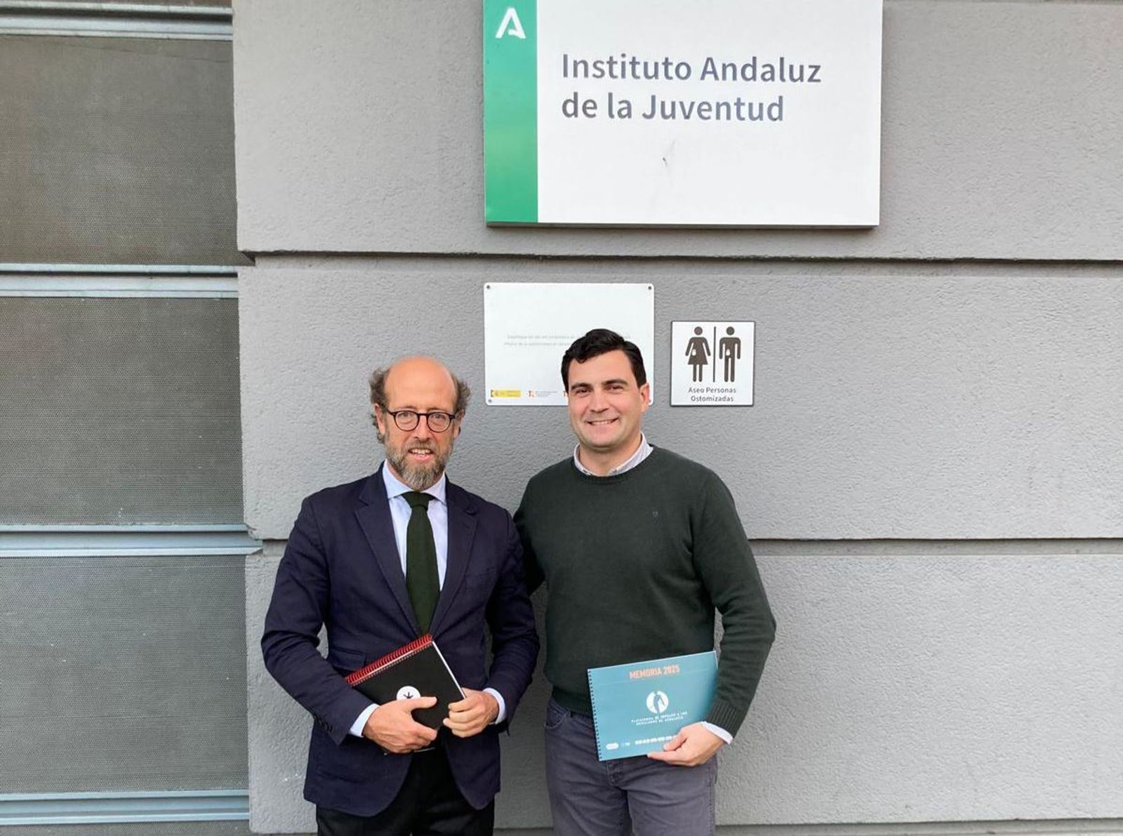 Borja Cardelús y Pedro Antonio Ramírez, director general del Instituto Andaluz de la Juventud.