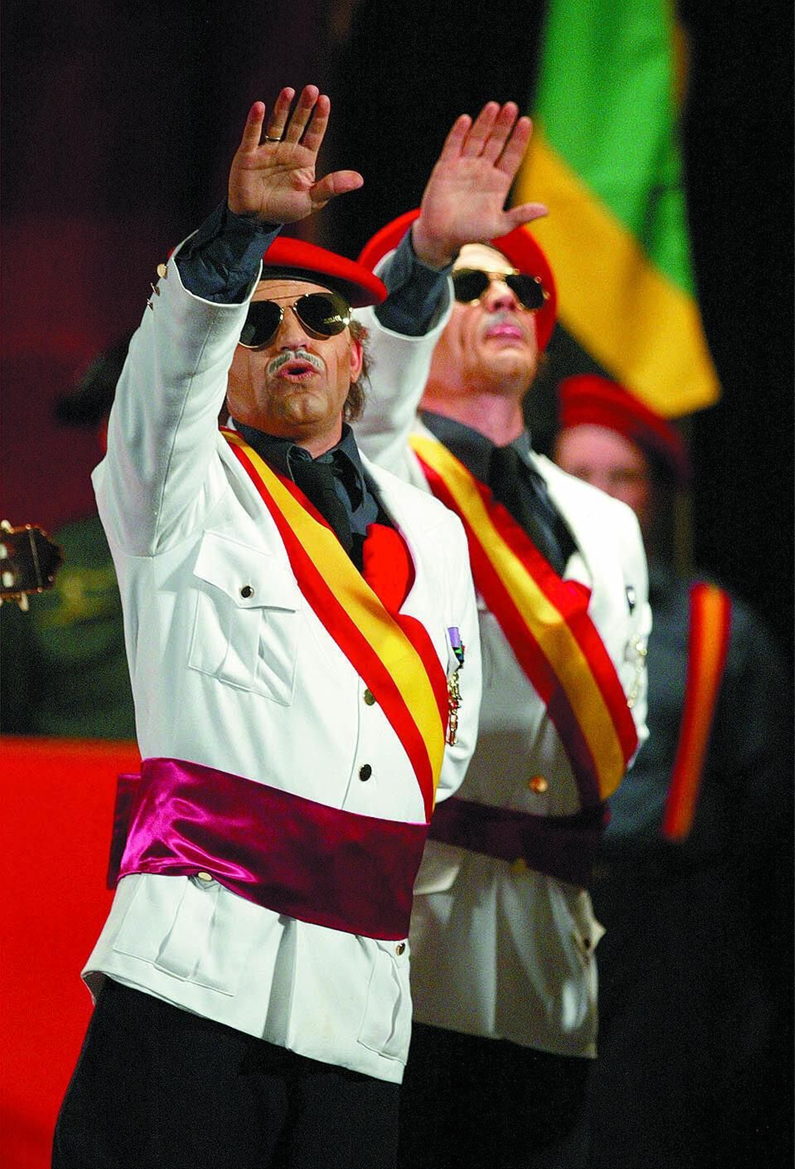 El tipo de la chirigota 'Esto conmigo no pasaba' levantó un gran revuelo (además de su brazo derecho) durante su primer pase.