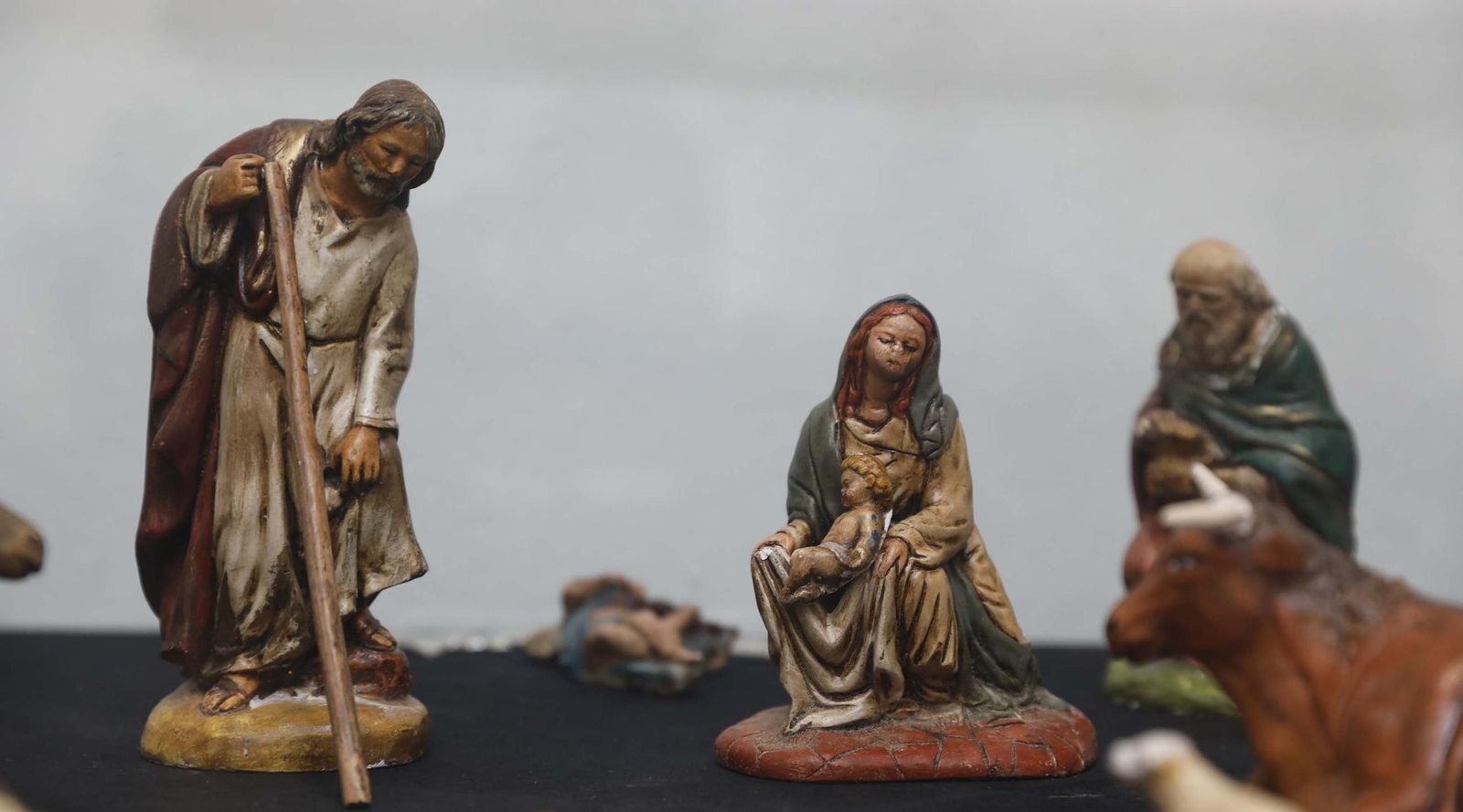 Hilos de Navidad: Las tejedoras de Recrearte llenan el Museo Municipal de Algeciras con las decoraciones en coché