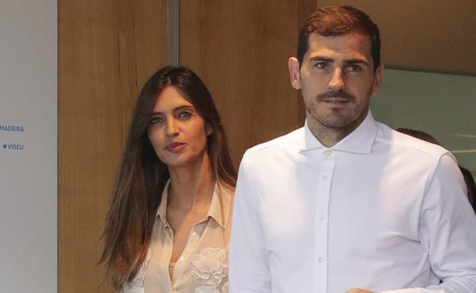 Sara Carbonero e Iker Casillas, saliendo del hospital en mayo de 2019 tras el infarto que sufrió él.