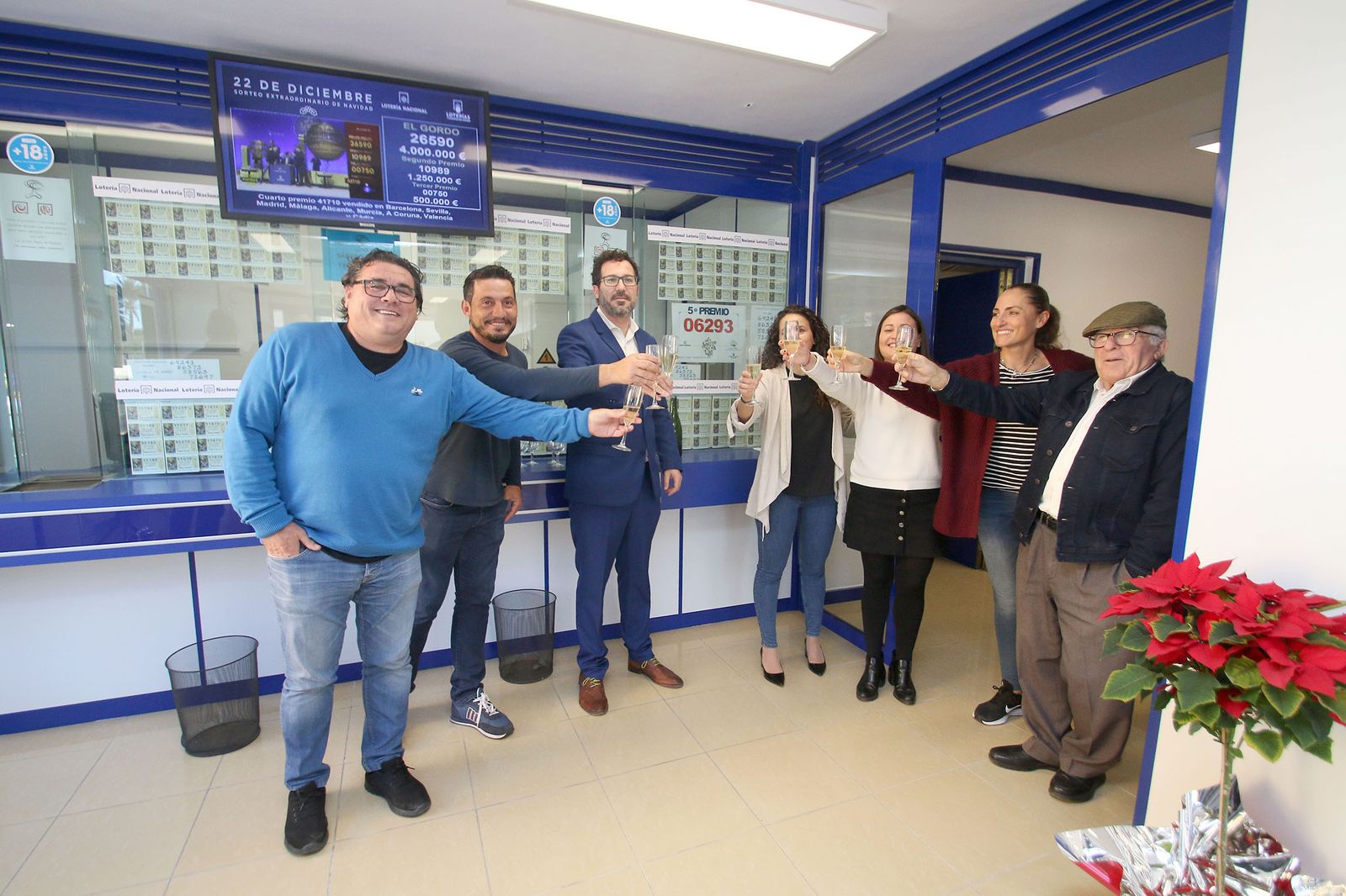 Las imágenes de los premios de la Lotería de Navidad en Roquetas, Vícar y Almería