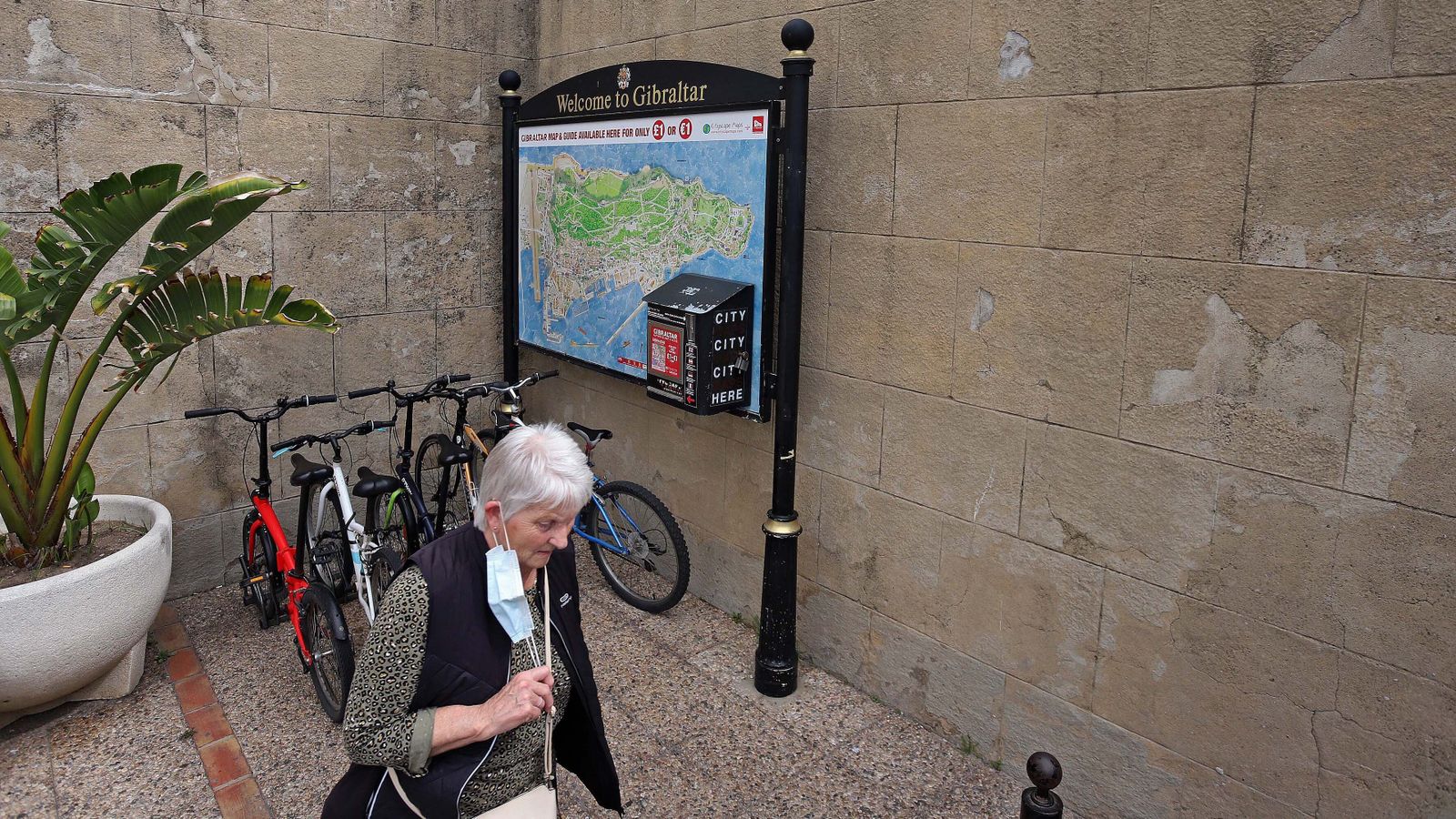 Una mujer se quita la mascarilla en Gibraltar.