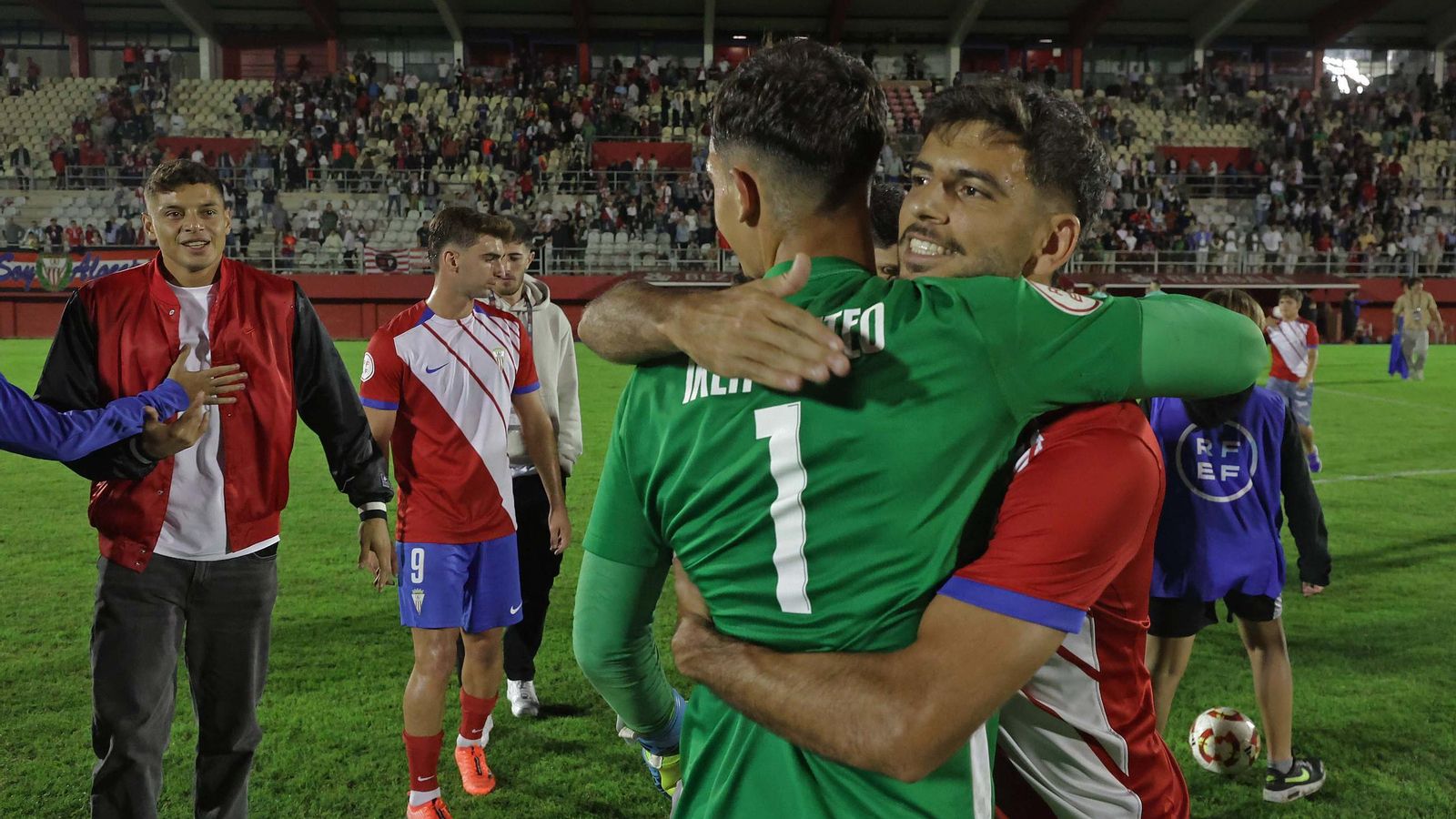 Venteo, felicitado por sus compañeros.