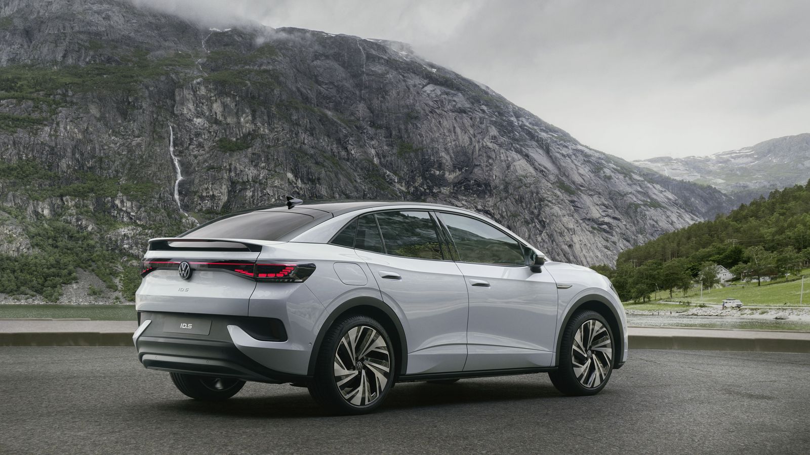 En el ID.5 habrá un motor en el eje trasero por dos en el GTX. Aún no se han desvelado sus potencias, aunque previsiblemente serán como las del ID.4, quizá prescindiendo de alguna versión.