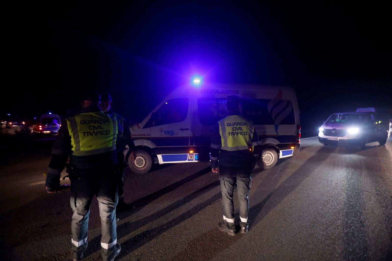 Las imágenes de los vehículos de emergencias evacuando a los pasajeros del descarrilamiento en Adamuz