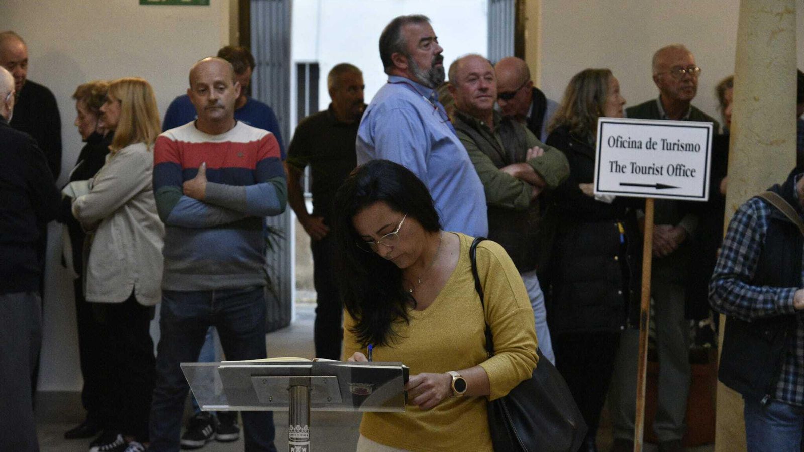 Una mujer escribe en el libro de condolencias. Una mujer escribe en el libro de condolencias.